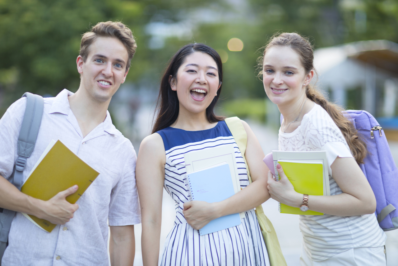 笑顔の外国人と日本人学生