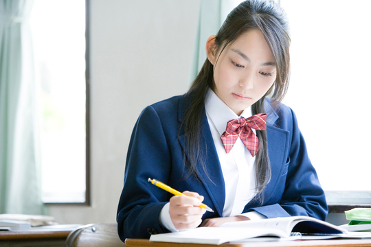 勉強する高校生